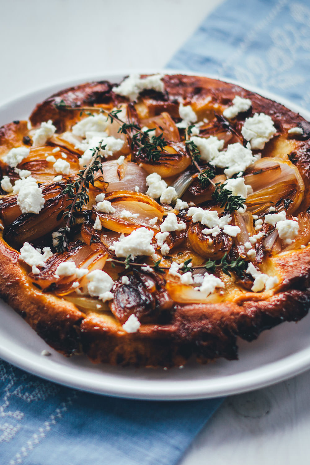 Rezept für Schalotten-Tarte-Tatin | herzhafte Tarte Tatin mit knusprigem Mürbeteigboden, Feta und Thymian | moeyskitchen.com #tartetatin #tarte #rezepte #foodblogger #vegetarisch #backen #backrezepte 