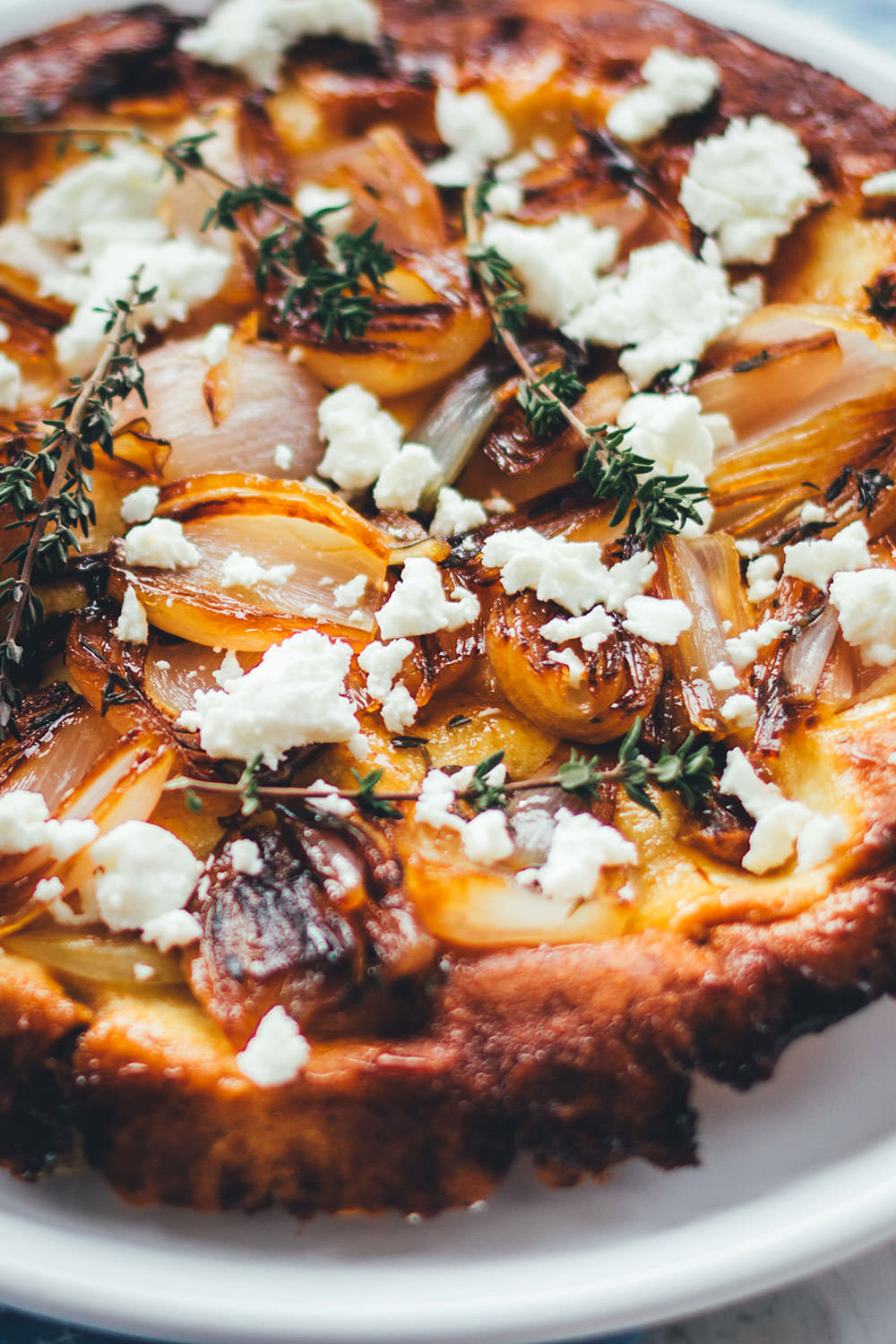 Rezept für Schalotten-Tarte-Tatin | herzhafte Tarte Tatin mit knusprigem Mürbeteigboden, Feta und Thymian | moeyskitchen.com #tartetatin #tarte #rezepte #foodblogger #vegetarisch #backen #backrezepte 