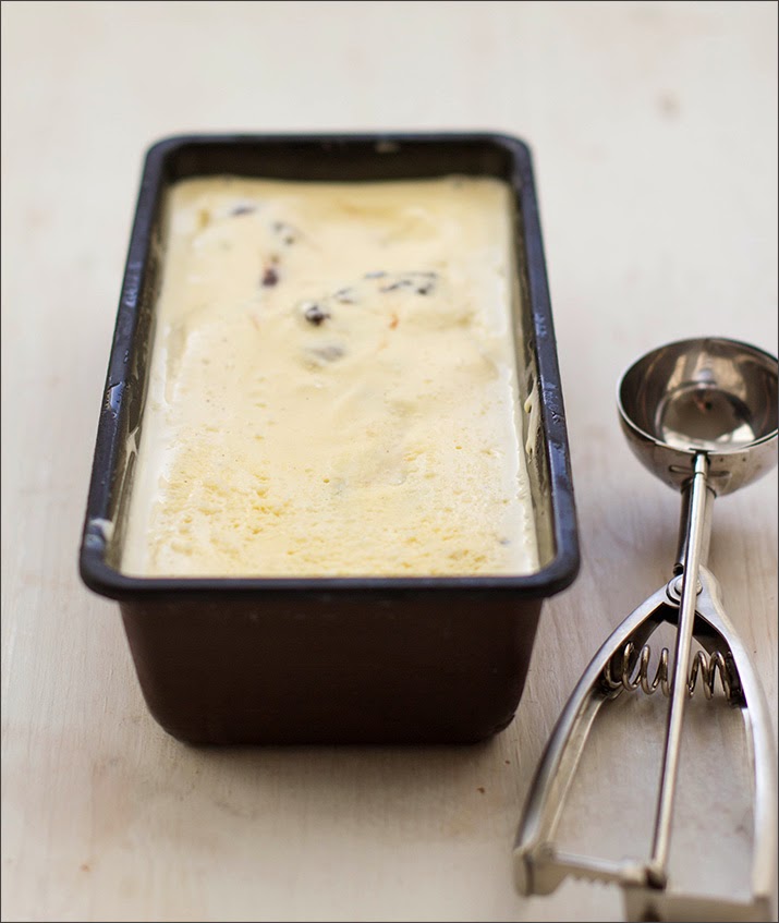 Vanilleeis mit Schoko-Erdnüssen und Schoko-Fudge in einer Kastenform