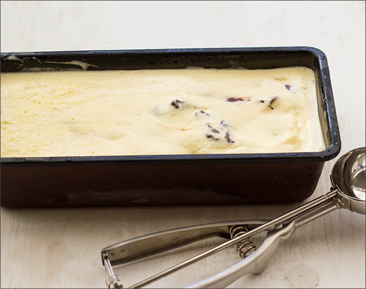Vanilleeis mit Schoko-Erdnüssen und Schoko-Fudge in einer Kastenform