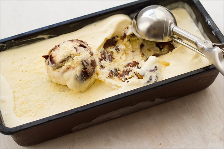 Es ist Eiszeit! Sahniges Vanilleeis mit Schoko-Erdnüssen und Schoko ...