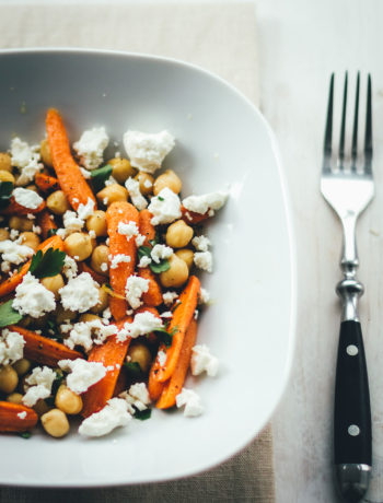 Rezept für knackig frischen Kichererbsen-Salat mit ofengerösteten Möhren, würzigem Feta, Petersilie und Zitronen-Olivenöl-Dressing | super easy zubereitet und perfekt als Lunch, Meal Prep oder für die schnelle Feierabendküche | moeyskitchen.com #lunch #dinner #mealprep #salat #kichererbsen #möhren #feta #veggie #vegetarisch #foodblogger #rezepte #sommer #sommerrezepte