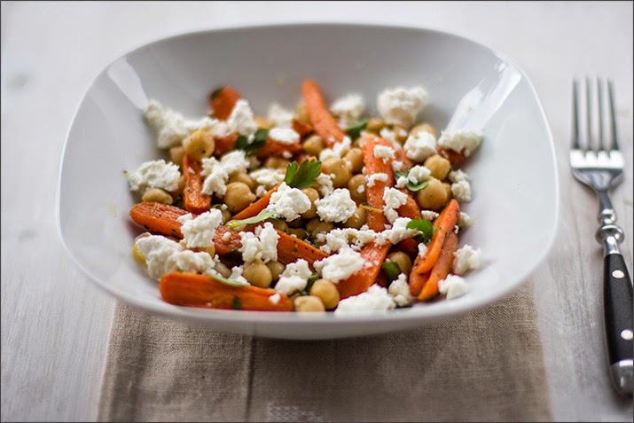 Kichererbsen-Salat mit Babymöhren und Feta Kichererbsen-Salat mit Babymöhren und Feta