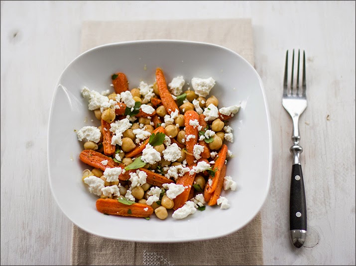 Kichererbsen-Salat mit Babymöhren und Feta Kichererbsen-Salat mit Babymöhren und Feta