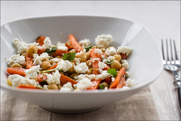 Frühlingsfrisch: Kichererbsen-Salat mit Babymöhren und Feta - moey&amp;#39;s ...