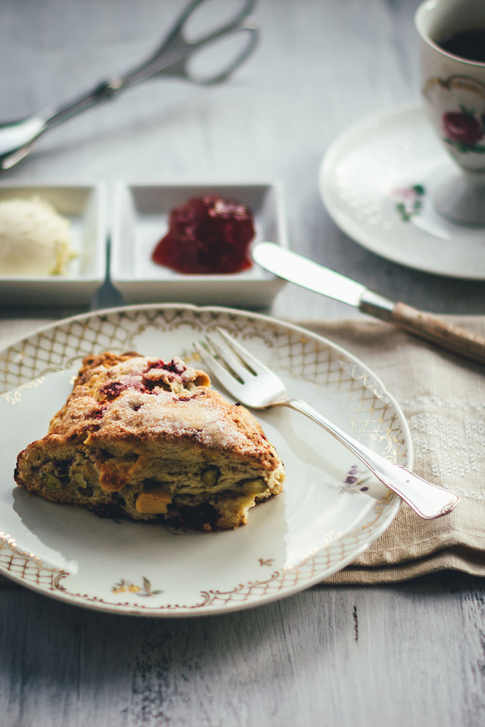 Rezept für Scones mit Himbeeren, Pistazien und weißer Schokolade – Himbeer-Pistazien-Scones | moeyskitchen.com #scones #teatime #himbeeren #pistazien #rezepte #foodblogger #britisch #frühstück #brunch