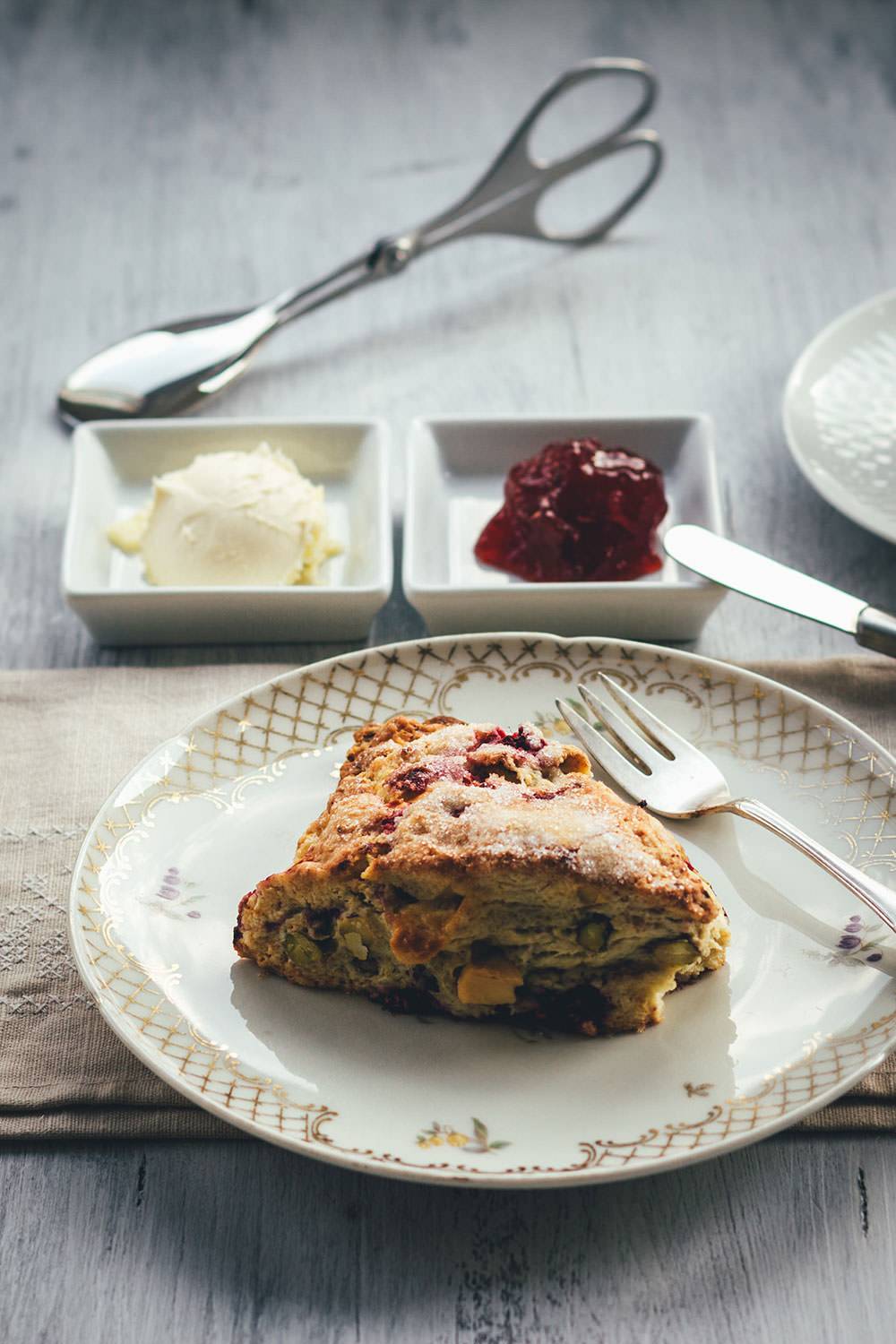 Rezept für Scones mit Himbeeren, Pistazien und weißer Schokolade – Himbeer-Pistazien-Scones | moeyskitchen.com #scones #teatime #himbeeren #pistazien #rezepte #foodblogger #britisch #frühstück #brunch