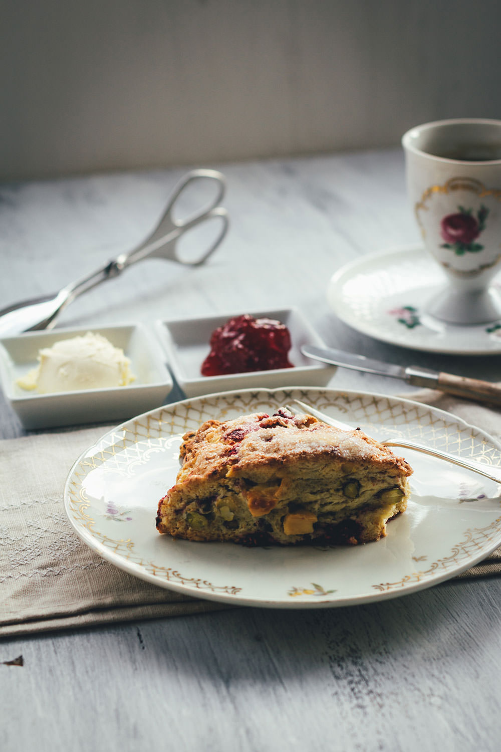 Rezept für Scones mit Himbeeren, Pistazien und weißer Schokolade – Himbeer-Pistazien-Scones | moeyskitchen.com #scones #teatime #himbeeren #pistazien #rezepte #foodblogger #britisch #frühstück #brunch