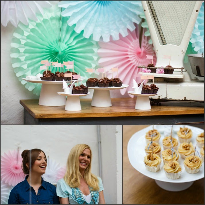 Törtchenzeit-Buchparty in Köln mit Jessi Hesseler von Törtchenzeit und Sonya Kraus Buchparty von Törtchenzeit im Exquisit, mit Deko von Blueboxtree, Tortenplatten von räder, Cupcakes von Törtchenzeit, Jessi Hesseler und Sonya Kraus