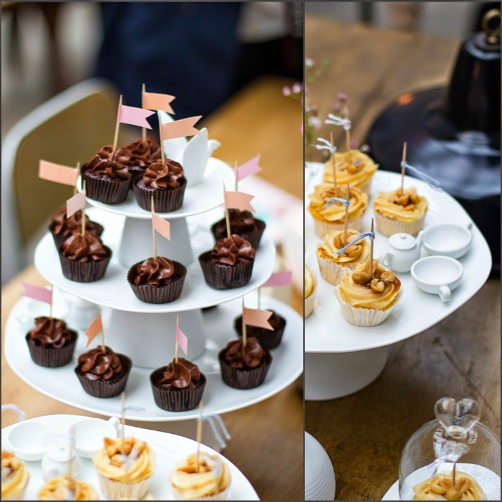 Törtchenzeit-Buchparty in Köln mit Jessi Hesseler von Törtchenzeit und Sonya Kraus Cupcakes auf Tortenplatten von räder