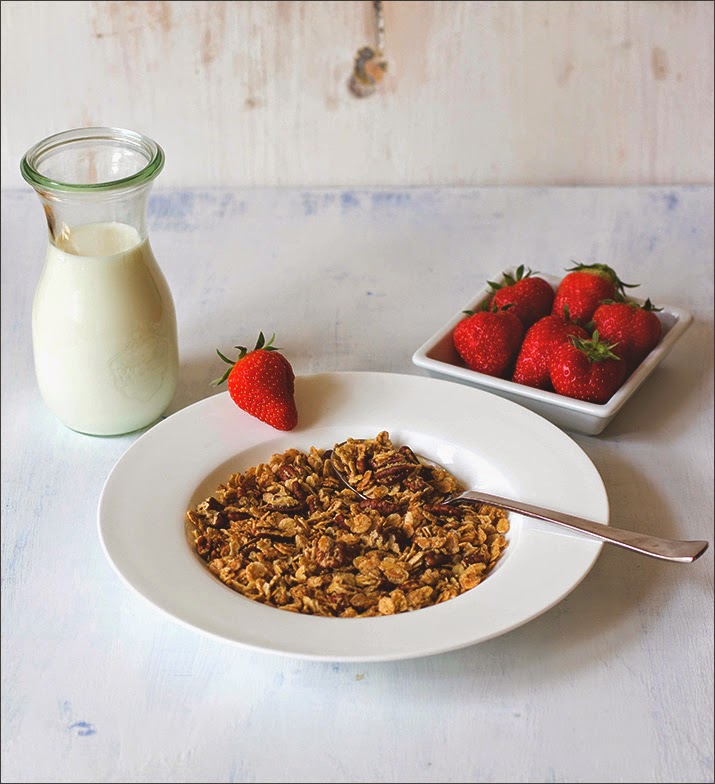 Ahornsirup-Pekannuss-Granola mit Milch und frischen Erdbeeren - Rezept für das Müsli der Woche als selbstgemachtes Knuspermüsli