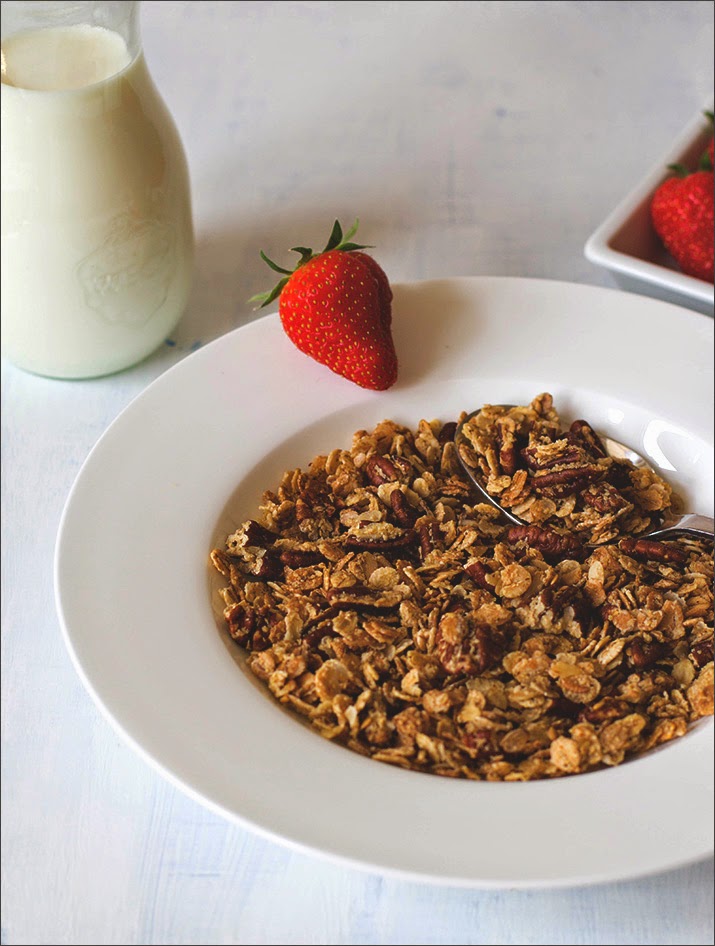 Ahornsirup-Pekannuss-Granola als Müsli der Woche - selbstgemachtes Knuspermüsli Rezept Ahornsirup-Pekannuss-Granola mit Milch und frischen Erdbeeren - Rezept für das Müsli der Woche als selbstgemachtes Knuspermüsli