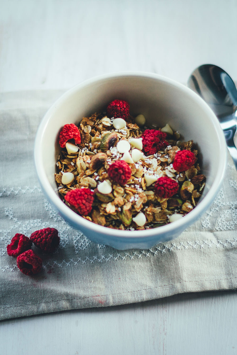 Rezept für Himbeer-Pistazien-Granola | Mein Müsli der Woche | Knuspermüsli mit gefriergetrockneten Himbeeren, Pistazien und weißer Schokolade | moeyskitchen.com #granola #knuspermüsli #muesli #himbeeren #pistazien #schokolade #selbstgemacht #homemade #foodblogger #rezepte #frühstück #breakfast