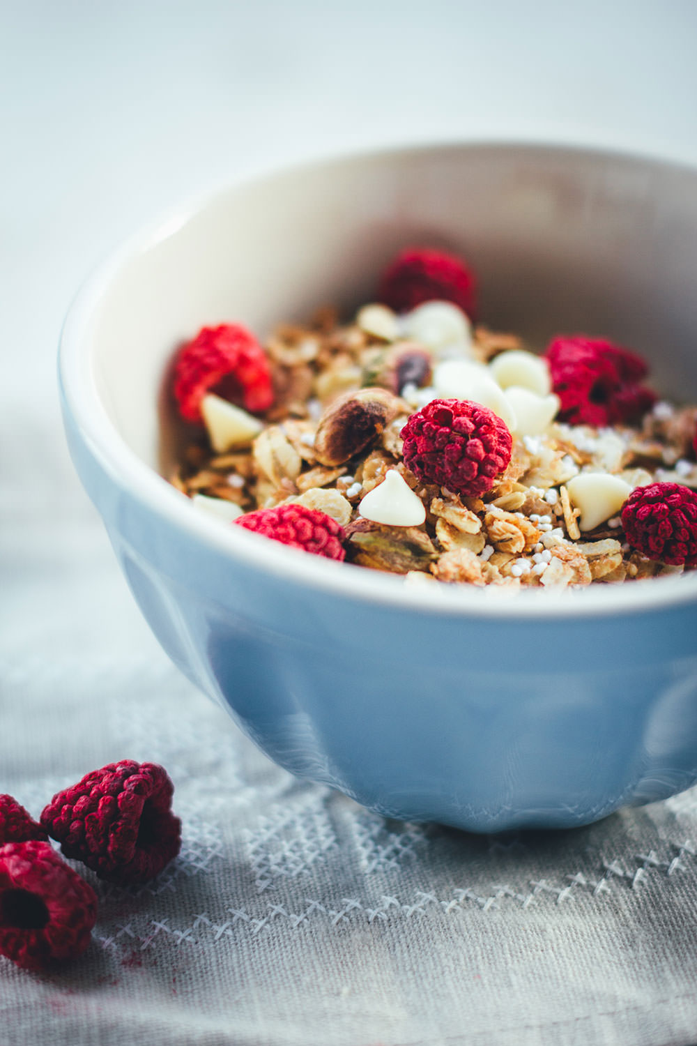 Rezept für Himbeer-Pistazien-Granola | Mein Müsli der Woche | Knuspermüsli mit gefriergetrockneten Himbeeren, Pistazien und weißer Schokolade | moeyskitchen.com #granola #knuspermüsli #muesli #himbeeren #pistazien #schokolade #selbstgemacht #homemade #foodblogger #rezepte #frühstück #breakfast