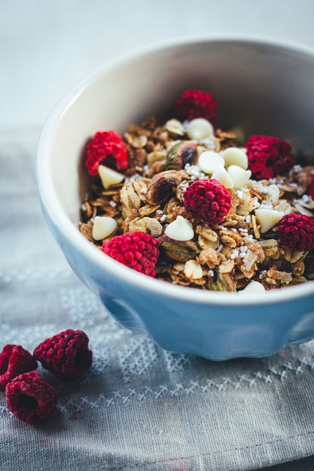 Rezept für Himbeer-Pistazien-Granola | Mein Müsli der Woche | Knuspermüsli mit gefriergetrockneten Himbeeren, Pistazien und weißer Schokolade | moeyskitchen.com #granola #knuspermüsli #muesli #himbeeren #pistazien #schokolade #selbstgemacht #homemade #foodblogger #rezepte #frühstück #breakfast