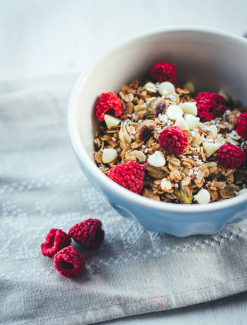 Rezept für Himbeer-Pistazien-Granola | Mein Müsli der Woche | Knuspermüsli mit gefriergetrockneten Himbeeren, Pistazien und weißer Schokolade | moeyskitchen.com #granola #knuspermüsli #muesli #himbeeren #pistazien #schokolade #selbstgemacht #homemade #foodblogger #rezepte #frühstück #breakfast