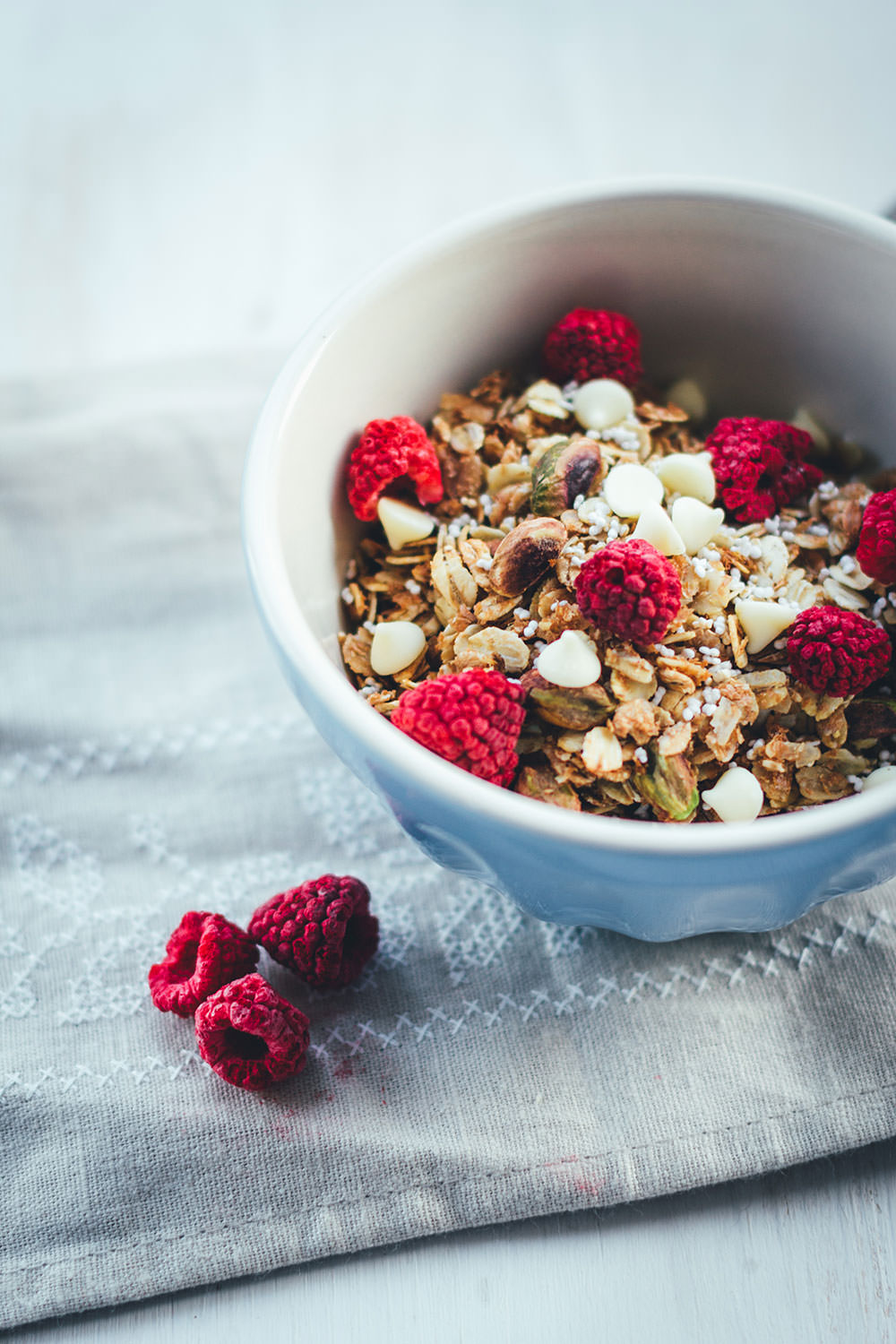 Rezept für Himbeer-Pistazien-Granola | Mein Müsli der Woche | Knuspermüsli mit gefriergetrockneten Himbeeren, Pistazien und weißer Schokolade | moeyskitchen.com #granola #knuspermüsli #muesli #himbeeren #pistazien #schokolade #selbstgemacht #homemade #foodblogger #rezepte #frühstück #breakfast