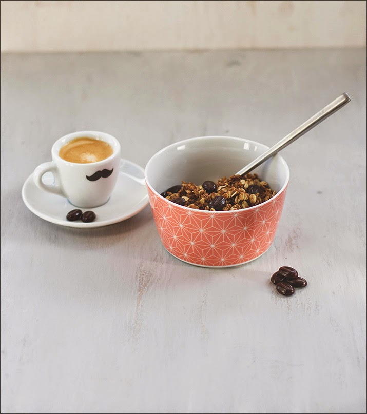 Kaffee-Granola mit Espresso und Mokkabohnen, serviert mit einem Espresso