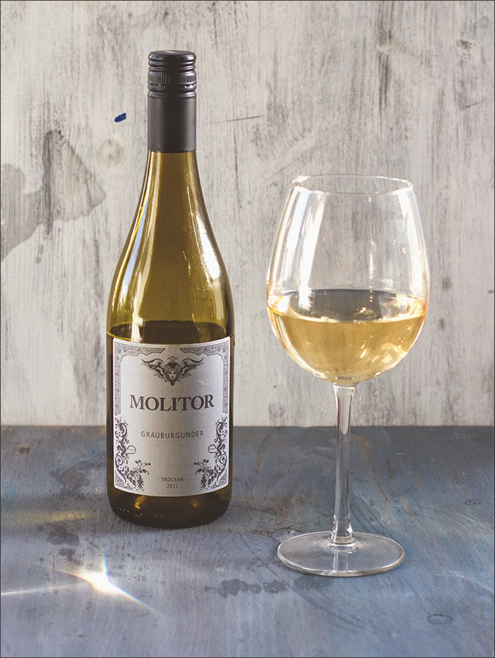 Molitor Grauburgunder 2012 - serviert zu Pasta mit grünem Spargel, Erbsen und Zitronen-Weißwein-Sauce Eine Flasche und ein Glas Molitor Grauburgunder 2012