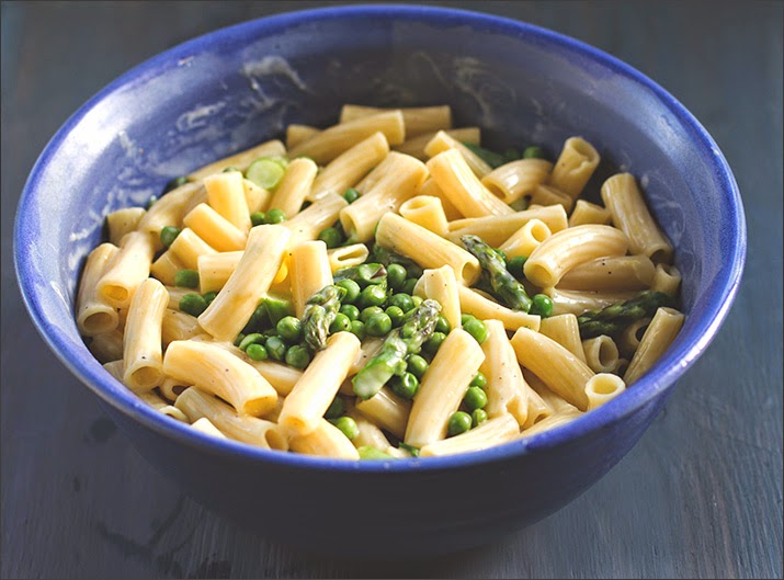 Rezept für Pasta mit grünem Spargel, Erbsen und Zitronen-Weißwein-Sauce, serviert in einer großen Schüssel