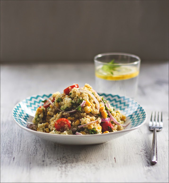 Bunter Sommer-Salat mit Quinoa, Mais, Feta, Tomaten und Avocado Salat-Rezept mit Quinoa, Mais, Feta, Tomaten und Avocado - sommerlich frisch