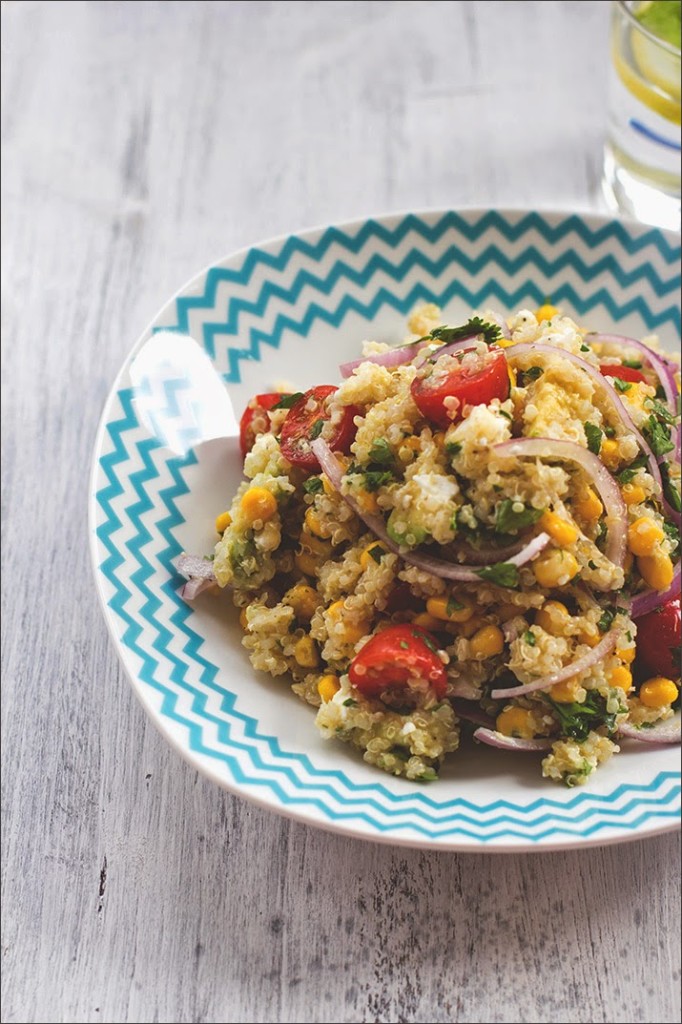 Bunter Sommer-Salat mit Quinoa, Mais, Feta, Tomaten und Avocado Rezept für Sommer-Salat mit Quinoa, Mais, Avocado und Feta