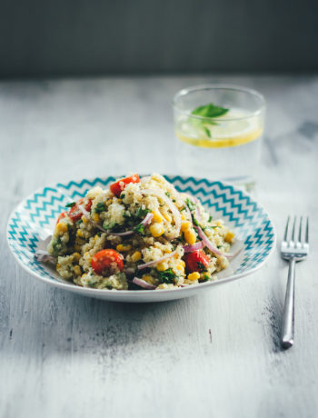 Rezept für sättigenden Sommer-Salat: erfrischender Quinoa-Salat | buntes Salatrezept mit Mais, Feta, Tomaten und Avocado | moeyskitchen.com #sommer #salat #sommersalat #quinoa #quinoasalat #rezepte #foodblogger #sommerrezept