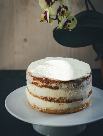 Rezept für sommerliches Zitronen-Mascarpone-Törtchen | Naked Cake mit frischen Zitronen und Mascarpone | Torten backen einfach erklärt | moeyskitchen.com #torte #kuchen #backen #nakedcake #kuchenbacken #sommer #sommerrezept #rezepte #foodblogger #zitronen #mascarpone