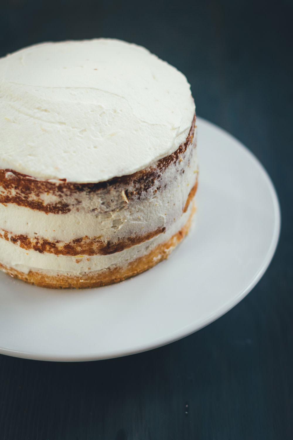 Rezept für sommerliches Zitronen-Mascarpone-Törtchen | Naked Cake mit frischen Zitronen und Mascarpone | Torten backen einfach erklärt | moeyskitchen.com #torte #kuchen #backen #nakedcake #kuchenbacken #sommer #sommerrezept #rezepte #foodblogger #zitronen #mascarpone