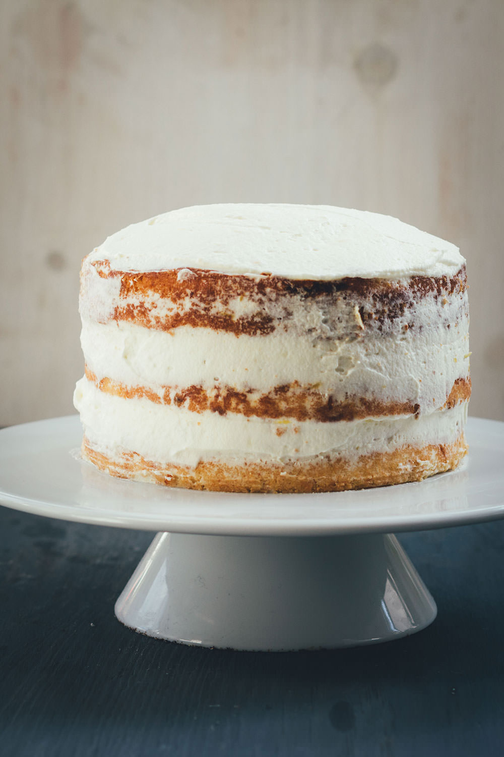 Rezept für sommerliches Zitronen-Mascarpone-Törtchen | Naked Cake mit frischen Zitronen und Mascarpone | Torten backen einfach erklärt | moeyskitchen.com #torte #kuchen #backen #nakedcake #kuchenbacken #sommer #sommerrezept #rezepte #foodblogger #zitronen #mascarpone