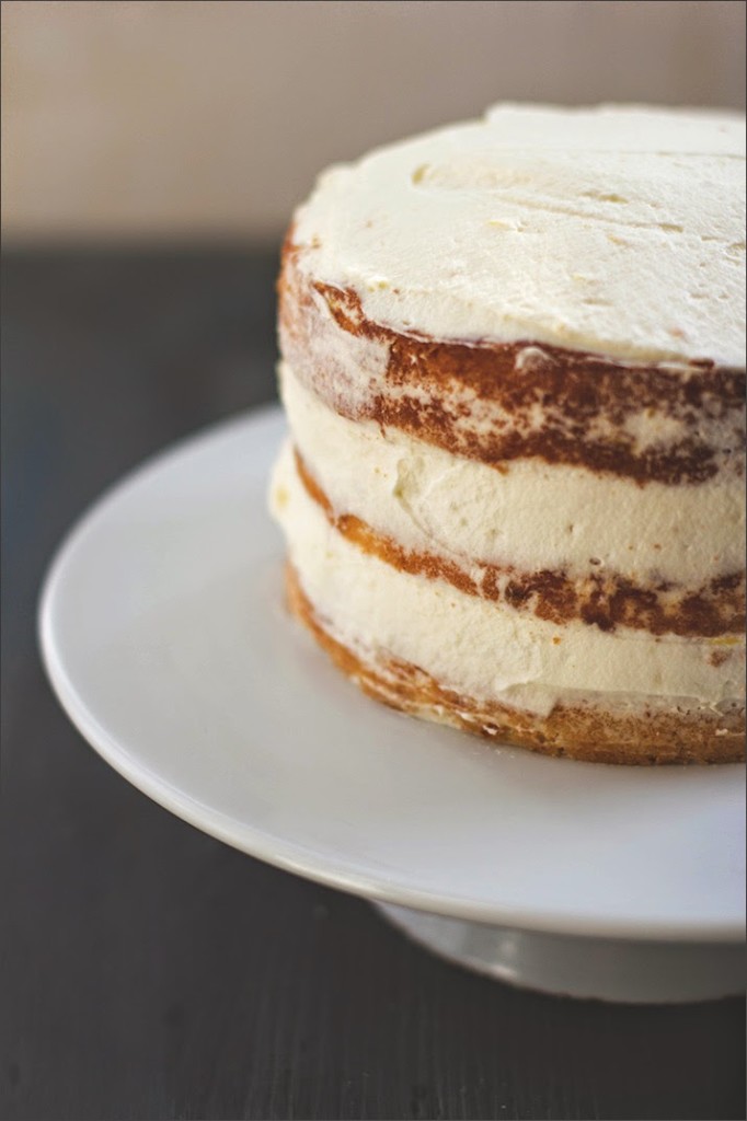 Rezept für sommerfrisches Zitronen-Mascarpone-Törtchen Zitronen-Mascarpano-Torte in klein - hier sieht man den "Naked Cake" Effekt gut