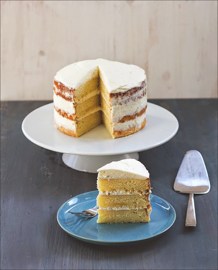 Rezept für sommerfrisches Zitronen-Mascarpone-Törtchen Anschnitt des Törtchens - hier sieht man die drei Lagen und die Cremefüllung