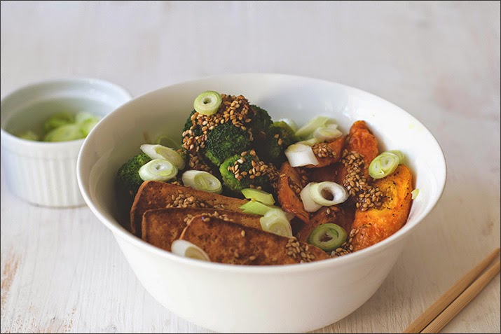 Rezept für ofengeröstete Möhren mit gedünstetem Brokkoli, knusprigem Tofu und Soja-Ingwer-Sesam-Sauce asiatisch-veganes Reisgericht mit Brokkoli, Möhren, Tofu und Ingwer