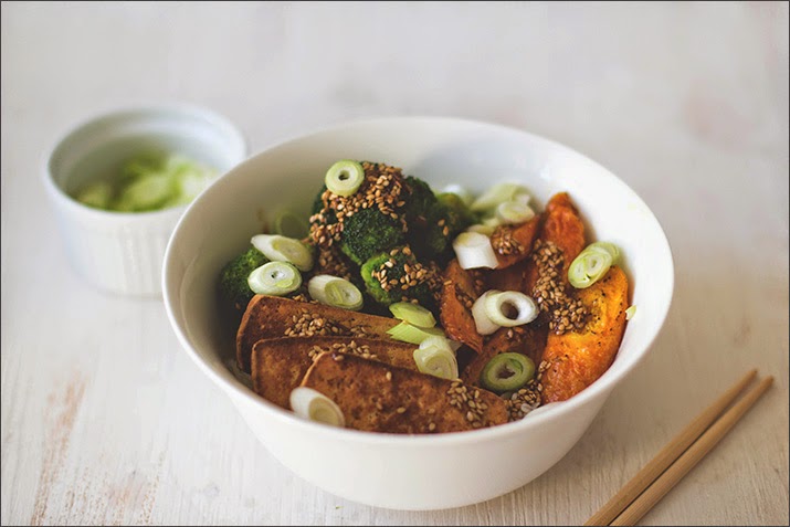 Rezept für ofengeröstete Möhren mit gedünstetem Brokkoli, knusprigem Tofu und Soja-Ingwer-Sesam-Sauce ein asiatisch-veganes Gericht, serviert in einer Schüssel und mit Stäbchen