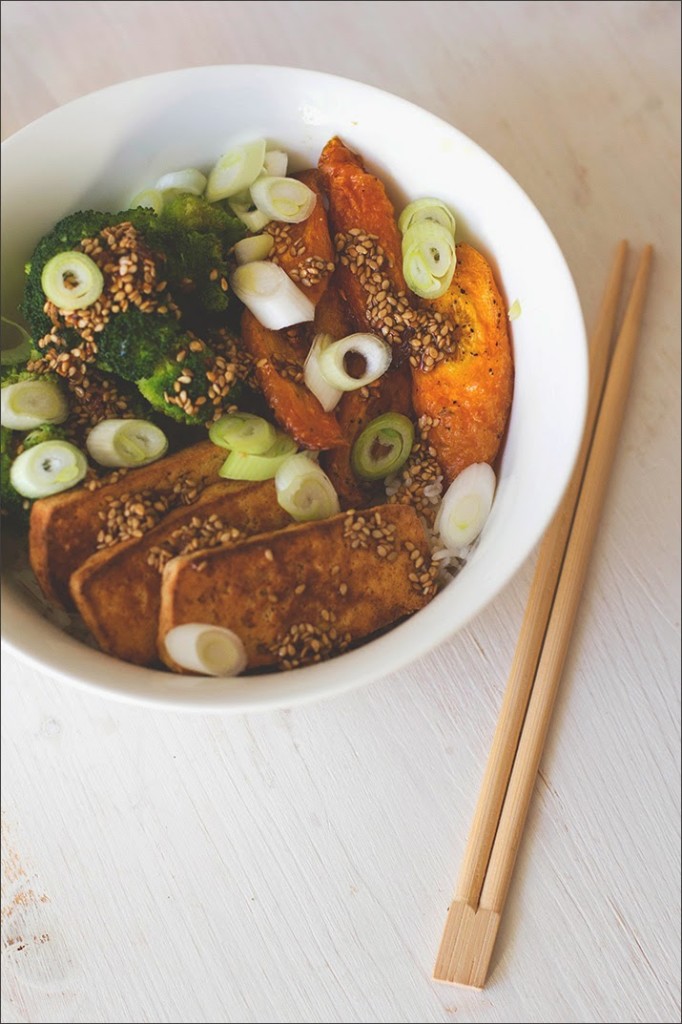 Rezept für ofengeröstete Möhren mit gedünstetem Brokkoli, knusprigem Tofu und Soja-Ingwer-Sesam-Sauce asiatisches Gericht, vegan, stilecht in einer Reisschüssel und mit Stäbchen serviert