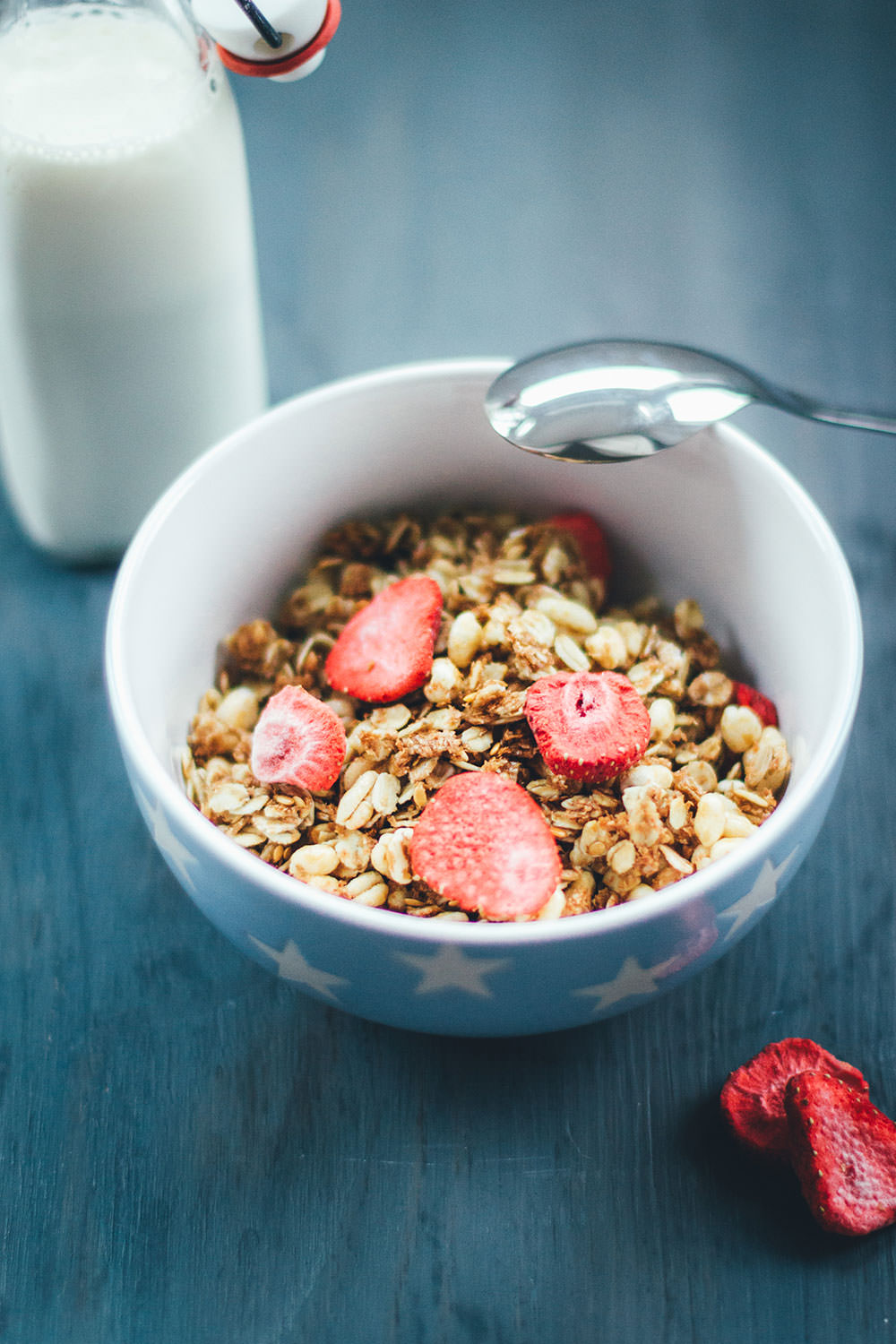 Rezept für Erdbeer-Crispie-Granola | Mein Müsli der Woche | leckeres Knuspermüsli mit gepufftem Dinkel und getrockneten Erdbeerstückchen | moeyskitchen.com #granola #knuspermüsli #muesli #selbstgemacht #homemade #foodblogger #rezepte #frühstück #breakfast #erdbeeren #strawberries #dinkel 