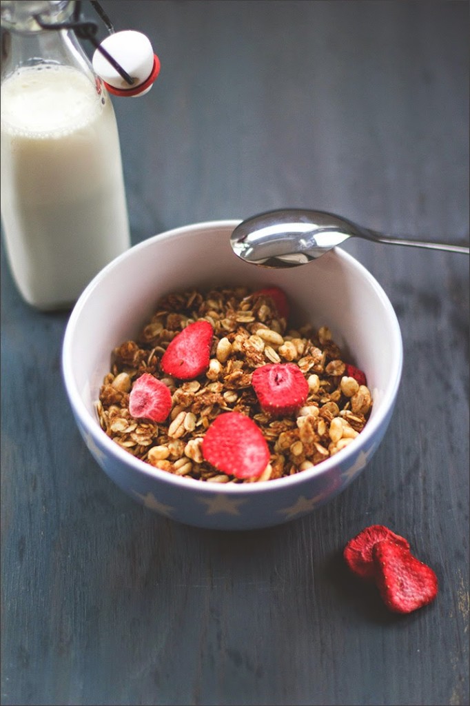 Rezept für selbstgemachtes Erdbeer-Crispie-Granola - Müsli der Woche selbstgemachtes Erdbeer-Crispie-Granola in einer Müslischale