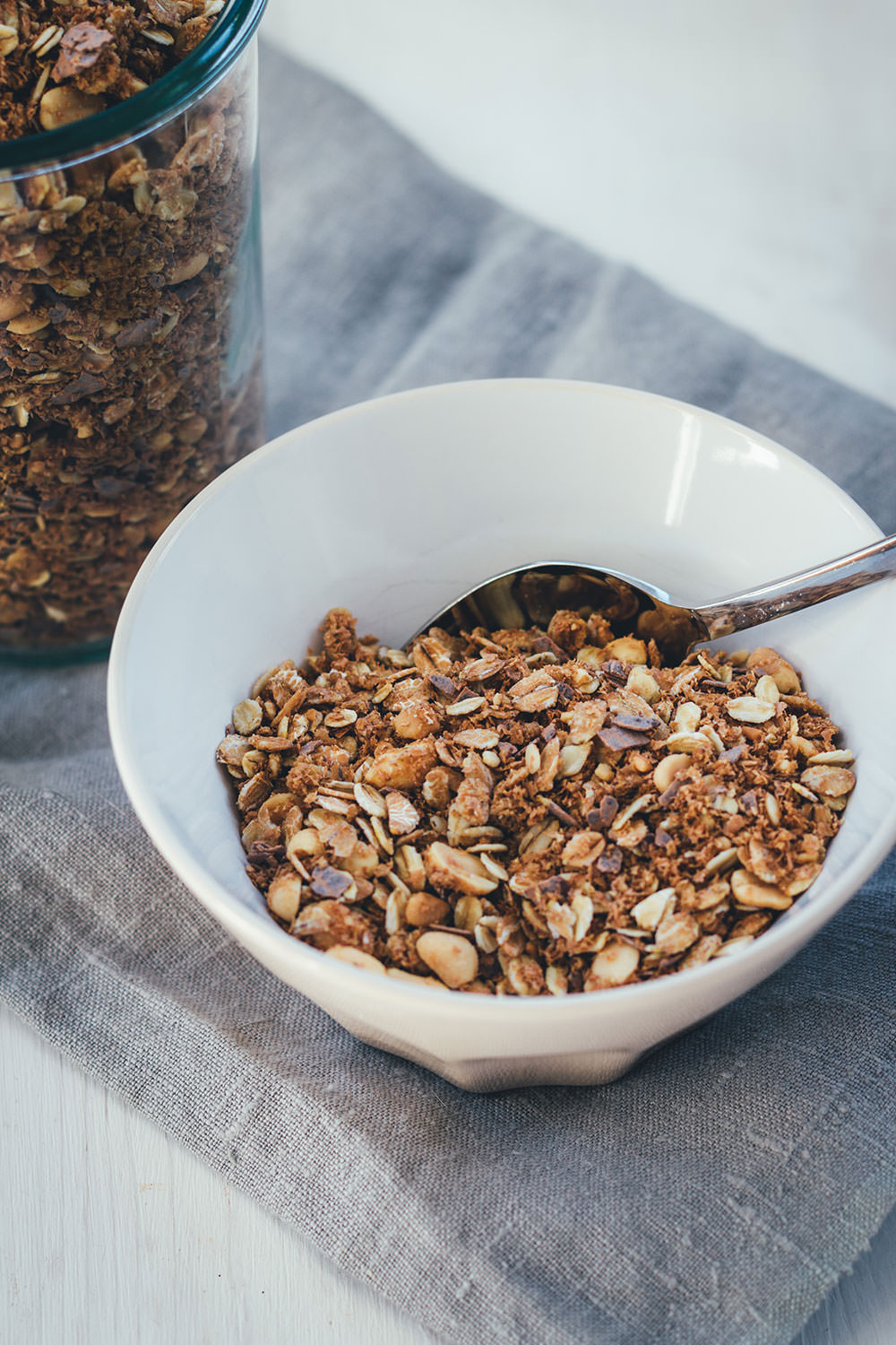 Rezept für Erdnuss-Crunch-Granola | Mein Müsli der Woche | Crunchiges Knuspermüsli mit Erdnussmus, gerösteten Erdnüssen und Vollmilch-Schokolade | moeyskitchen.com #granola #knuspermüsli #muesli #selbstgemacht #homemade #foodblogger #rezepte #frühstück #breakfast #erdnussmus #erdnussbutter #erdnüsse #schokolade #schoko #peanutbutter