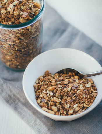 Rezept für Erdnuss-Crunch-Granola | Mein Müsli der Woche | Crunchiges Knuspermüsli mit Erdnussmus, gerösteten Erdnüssen und Vollmilch-Schokolade | moeyskitchen.com #granola #knuspermüsli #muesli #selbstgemacht #homemade #foodblogger #rezepte #frühstück #breakfast #erdnussmus #erdnussbutter #erdnüsse #schokolade #schoko #peanutbutter