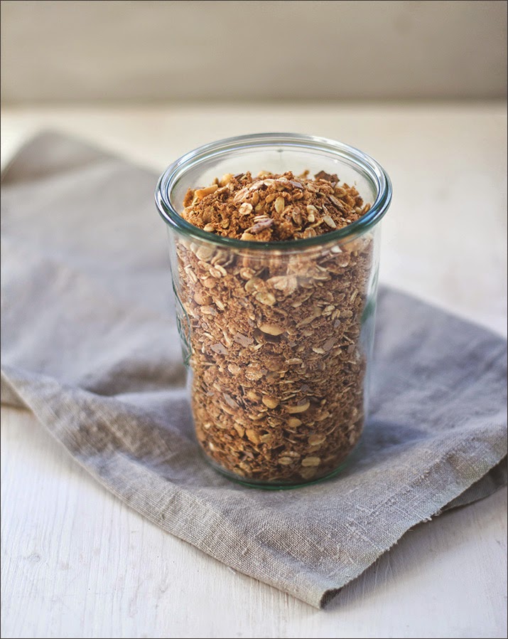 Müsli der Woche, selbstgemachtes Knuspermüsli: Rezeüt für Erdnuss-Crunch-Granola mit Schokolade Erdnuss-Crunch-Granola im Weckglas präsentiert