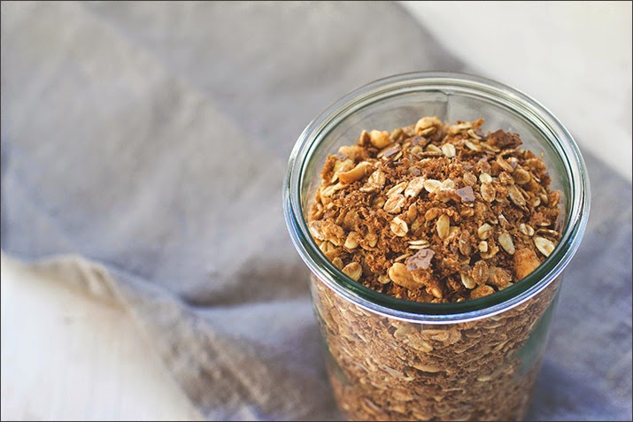 Müsli der Woche, selbstgemachtes Knuspermüsli: Rezeüt für Erdnuss-Crunch-Granola mit Schokolade Erdnuss-Crunch-Granola im Weckglas