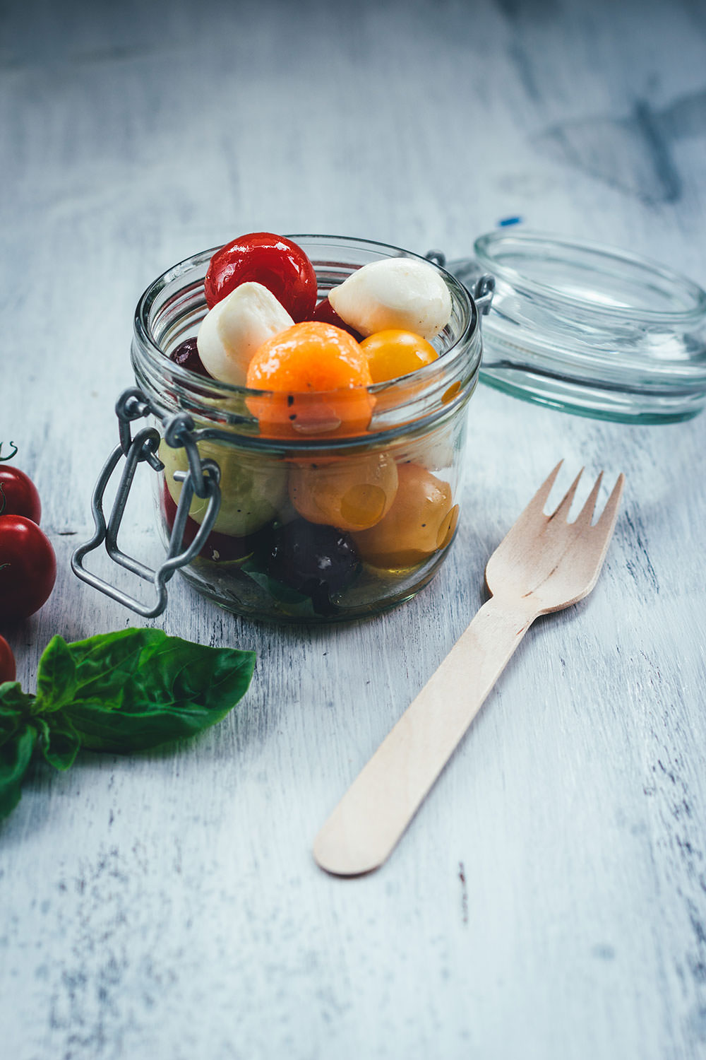 Sommerfrischer Kugelsalat - Das ist Obst und Gemüse in Kugelform ausgestochen, dazu Kirschtomaten, Mozzarellakugeln, Trauben usw. | Der perfekte Salat für BBQ, Picknick und Buffet | moeyskitchen.com #salat #sommersalat #kugelsalat #sommer #mozzarella #vegetarisch #tomaten #vinaigrette #foodblogger #rezepte #bbq #barbecue #picknick #grillparty