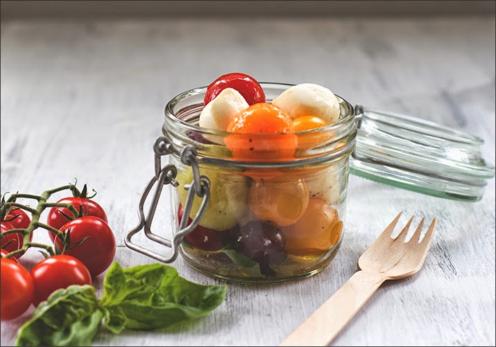 Kugelsalat aus Tomaten, Mozzarella, Melone, Gurke und Trauben Gemüsekugeln und Obstkugeln mit Mozzarella im Bügelglas - der perfekte Picknick-Salat