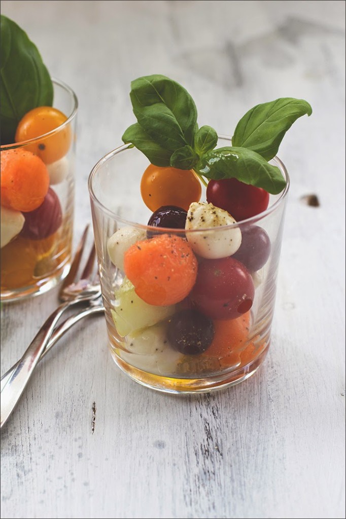 Kugelsalat aus Tomaten, Mozzarella, Melone, Gurke und Trauben Salat aus Obst- und Gemüsekugeln, im Glas serviert