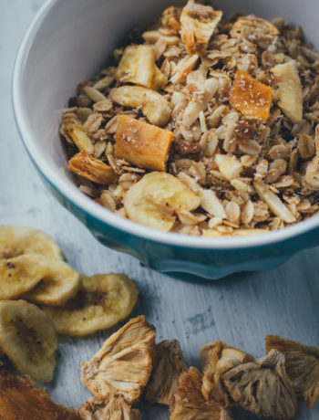 Rezept für Tropicana-Granola | Mein Müsli der Woche | Exotisches Knuspermüsli mit Mango, Banane, Ananas und Kokos | moeyskitchen.com #granola #knuspermüsli #muesli #selbstgemacht #homemade #foodblogger #rezepte #frühstück #breakfast #mango #banane #ananas #kokos