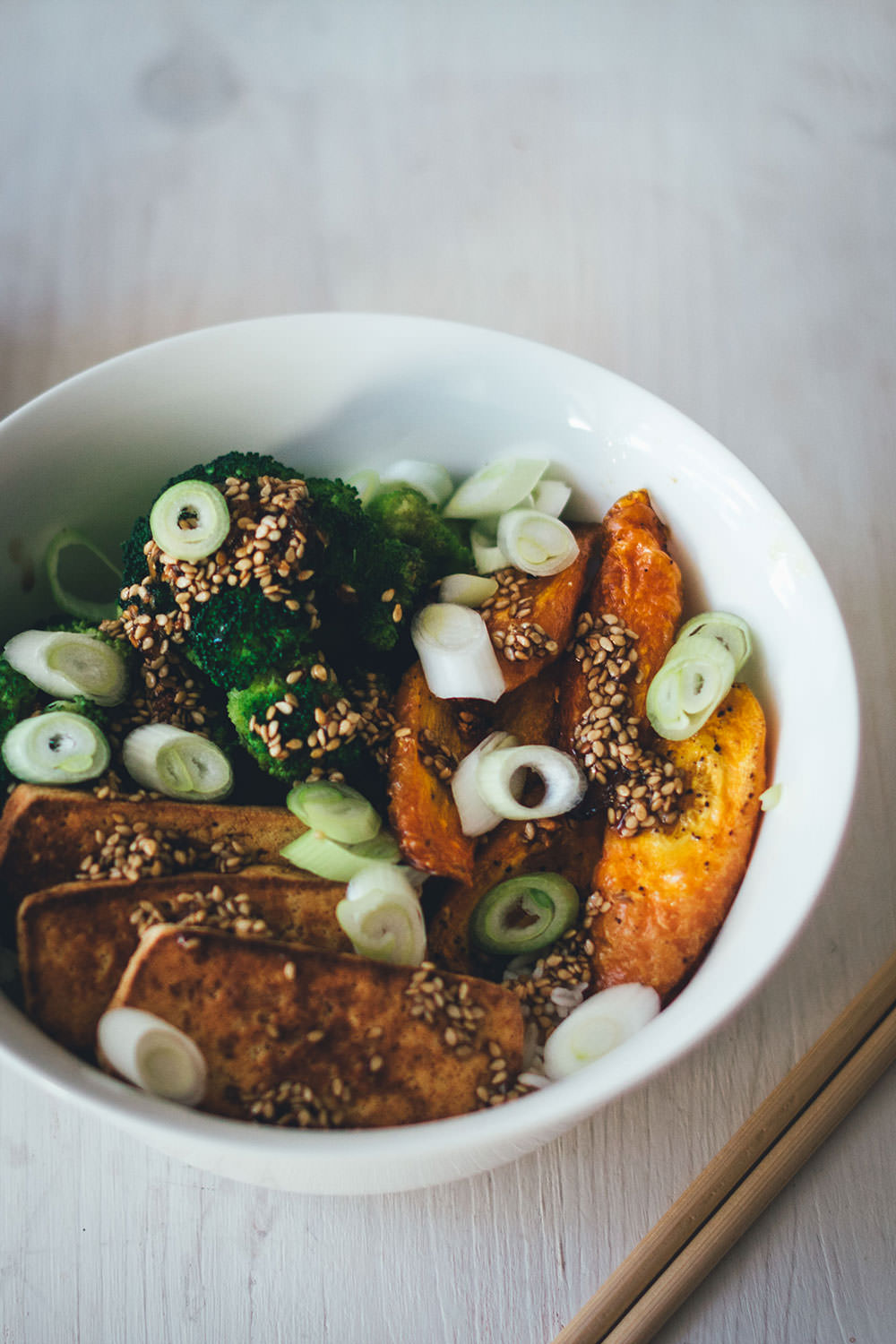 Rezept für vegane Bowl mit Reis, ofengerösteten Möhren, gedünstetem Brokkoli und knusprigem Tofu | moeyskitchen.com #bowl #vegan #kochen #reis #reisgericht #tofu #brokkoli #möhren #rezepte #foodblogger #buddhabowl