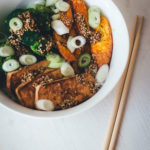 Rezept für vegane Bowl mit Reis, ofengerösteten Möhren, gedünstetem Brokkoli und knusprigem Tofu | moeyskitchen.com #bowl #vegan #kochen #reis #reisgericht #tofu #brokkoli #möhren #rezepte #foodblogger #buddhabowl