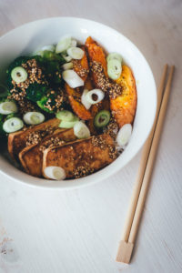 Rezept für vegane Bowl mit Reis, ofengerösteten Möhren, gedünstetem Brokkoli und knusprigem Tofu | moeyskitchen.com #bowl #vegan #kochen #reis #reisgericht #tofu #brokkoli #möhren #rezepte #foodblogger #buddhabowl