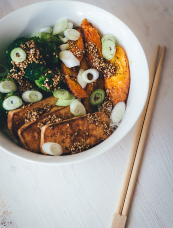 Rezept für vegane Bowl mit Reis, ofengerösteten Möhren, gedünstetem Brokkoli und knusprigem Tofu | moeyskitchen.com #bowl #vegan #kochen #reis #reisgericht #tofu #brokkoli #möhren #rezepte #foodblogger #buddhabowl