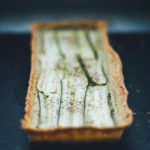 Köstliche Sommerküche nach Feierabend: Vegetarische Zucchini-Tarte mit Ziegenfrischkäse und Parmesan-Knusperboden aus Mürbeteig | moeyskitchen.com #tarte #zucchini #vegetarisch #feierabendrezept #feierabendküche #rezepte #foodblogger